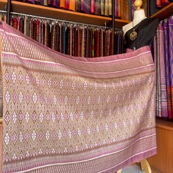 ซิ่น ผ้าไหมมัดหมี่ ทอยกดอกลูกแก้ว ขนาด 1x2เมตร พื้นสีชมพู รหัส L9A-MD-09066841