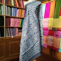 ซิ่น ผ้าไหมมัดหมี่ สีธรรมชาติ ไหมแท้ 6ตะกอ ทอยกดอก ขนาด 1x2เมตร งาน5ดาว รหัส L1-NY11186525