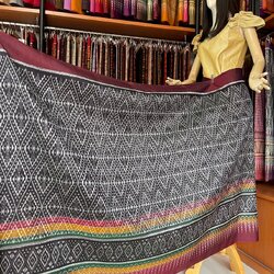 ซิ่น ผ้าไหมมัดหมี่ ทอยกดอกลูกแก้ว ขนาด 1x2เมตร พื้นสีเทาเชิงเม่วง รหัส L9A-MD-09066833