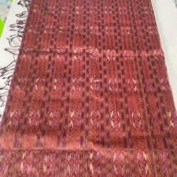 ซิ่น ผ้าไหมมัดหมี่ 3ตะกอ มีชายครุย ขนาด 1x2เมตร พื้นสีแดง รหัส R2Q-PN-071467072412