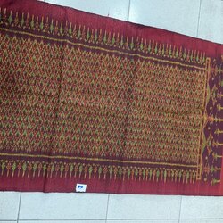 ผ้าคลุมไหล่ ผ้าไหมทอยกดอก ขนาด 60x200ซม.ลายมัดหมี่ มีหน้านางชายครุย พื้นสีแดง รหัส L5A-AA-04046800