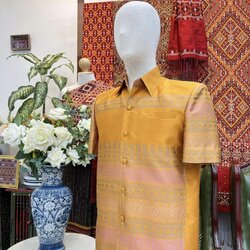 เสื้อสูทไหมแพรวา แขนสั้น พื้นสีเหลืองทอง ไซส์ M รหัส DR-BM-11296609145