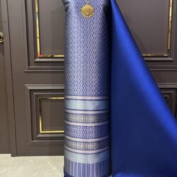 (ผ้าชุด)ผ้าไหมยกดอกลำพูน กาบดิ้นเงินดอกดิ้นสีชมพู ขนาด 1.03x4.38เมตร ลายพรรณพฤกษ์ร้อยรัก พื้นสีน้ำเงิน รหัส N90-29-1105681