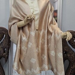 ผ้าคลุมไหล่ไหม ยกดอก มัดย้อม ไล่เฉดสี ขนาด 65x200ซม.พื้นสีเปลือกไม้ รหัส ZYE-TT-0705671106