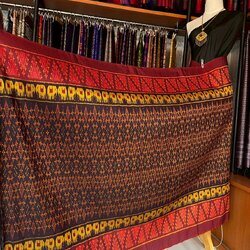 ซิ่น ผ้าไหมมัดหมี่ ทอยกดอกลูกแก้ว ขนาด 1x2เมตร พื้นสีดำเชิงแดง รหัส L9A-MD-09066821