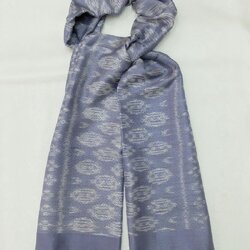 ผ้าคลุมไหล่ผ้าไหม มัดหมี่ ไหมแท้ มีชายครุย ขนาด 50x180ซม. สีม่วงอมเทา รหัส L4B-ST-297