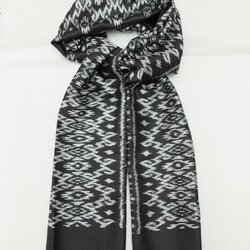 ผ้าคลุมไหล่ผ้าไหม มัดหมี่ ไหมแท้ มีชายครุย ขนาด 50x180ซม. สีดำ รหัส L4B-ST-291