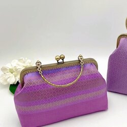 กระเป๋าผ้าไหมแท้ ตัดเย็บด้วยผ้าไหมยกดอก ขนาด กว้าง 24 x สูง 16 x ฐาน 7ซม. สีม่วง รหัส GLA-SN-12156724