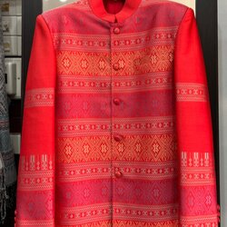 เสื้อสูทคอพระราชทาน แขนยาว ไหมแพรวา สีแดง รหัส DM-BM-0201681 สำเนา สำเนา