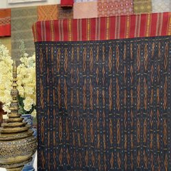 ซิ่น ไหมมัดหมี่ลายขั้นโบราณ ต่อหัวพร้อมนุ่ง ท้องผ้าสีดำ รหัส R1I-BM-0711687