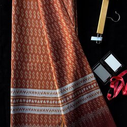 ซิ่น ผ้าไหมมัดหมี่ ทอยกดอก 6ตะกอ ขนาด 1x2 เมตร ลายขอพระราชทาน สีส้มทอง รหัส PCS-NY-1122687