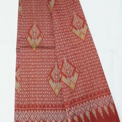 ซิ่น ผ้าไหมมัดหมี่ 2ตะกอ ขนาด กว้าง 95ซม. ยาว 2หลา สีแดง รหัส R1Q-481