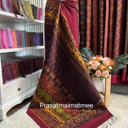 ซิ่น ผ้าไหมมัดหมี่ 5ตะกอ ขนาด 1x2เมตร ลายเชิงดอกบัว มีหน้านางชายครุย พื้นสีแดง รหัส L9A-PS-05076850