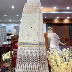 ซิ่น ผ้าไหมแพรวา ขนาด 1x2เมตร สีขาวครีม รหัส P-BM-071868153