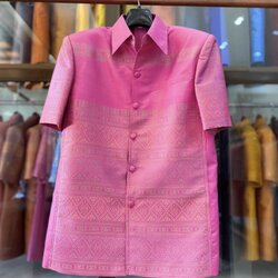 เสื้อสูทไหมแพรวา แขนสั้น พื้นสีชมพู ไซส์ M รหัส DR-BM-12156609447