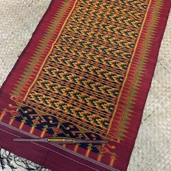 ผ้าคลุมไหล่ ผ้าไหมทอยกดอก ขนาด 60x200ซม.ลายมัดหมี่ มีหน้านางชายครุย สีแดง รหัส L5A-AA-04176716535