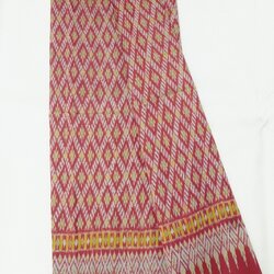 ซิ่น ผ้าไหมมัดหมี่ 2ตะกอ ขนาด กว้าง 95ซม. ยาว 2หลา พื้นสีแดง รหัส R1Q-493