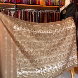 ซิ่น ผ้าไหมมัดหมี่ ทอยกดอกพริกไทย มีปูม ขนาด 1x2เมตร พื้นสีน้ำตาล รหัส L9A-MD-09066839