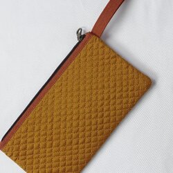 ซองมือถือ สำหรับพระสงฆ์ ไหมแท้ สีแก่นขนุน รหัส NY-01276813