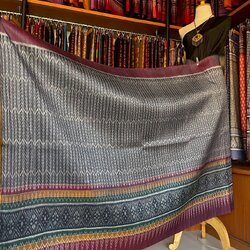 ซิ่น ผ้าไหมมัดหมี่ ทอยกดอกลูกแก้ว ขนาด 1x2เมตร ลายโฮล พื้นสีม่วงเทา รหัส L9A-MD-0906683