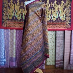 ซิ่น ผ้าไหมมัดหมี่ 3ตะกอ ขนาด 1x2เมตร พื้นสีม่วง รหัส R2Q-NY-03206708299