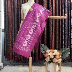 ผ้าพันคอไหม ผ้าไหมทอยกดอก 5ตะกอ ขนาด 35x190ซม.ลายช้าง มีหน้านางชายครุย พื้นสีชมพู L4E-PS-042467173712