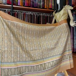 ซิ่น ผ้าไหมมัดหมี่ ทอยกดอกลูกแก้ว ขนาด 1x2เมตร ลายโฮลประยุกต์ พื้นสีน้ำตาลทอง รหัส L9A-MD-09066828