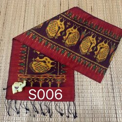 ผ้าพันคอไหม ไหมแท้ ยกดอกลูกแก้ว 6ตะกอ มีหน้านาง ชายครุย ขนาด 35x180ซม. ลายนกยูง พื้นสีแดง L4E-AA-S006