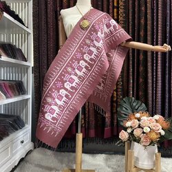 ผ้าพันคอไหม ผ้าไหมทอยกดอก 5ตะกอ ขนาด 35x190ซม.ลายช้าง มีหน้านางชายครุย พื้นสีชมพูกะปิ L4E-PS-042467173720