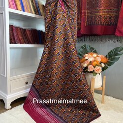 ซิ่น ผ้าไหมมัดหมี่ 3ตะกอ ขนาด 1x2เมตร ลายดาวล้อมเพชร พื้นสีแดง รหัส R2Q-PS-05076860