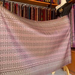 ซิ่น ผ้าไหมมัดหมี่ ทอยกดอก ขนาด 1x2เมตร พื้นสีน้ำตาลเหลือบชมพู รหัส L9A-MD-09066842