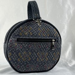 กระเป๋าผ้าไหม ทรงแตงโม ขนาด 8x20x21ซม. ความสูงหูจับ 15 ซม. สีเทา รหัส GLA-ME-07106815