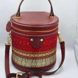 กระเป๋าถือ ผ้าไหมยกดอกลำพูน ขนาด ขนาด 6×7×6นิ้ว สีแดงเลือดหมู รหัส GLA-29-B005