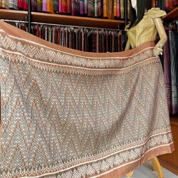 ผ้าไหมมัดหมี่ ไหมแท้ทอมือ 3ตะกอ ขนาด 1x2เมตร ลายร้อยดาว พื้นสีส้มอิฐ รหัส R2Q-MD-0906682