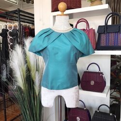 เสื้อสตรี แขนกุดแต่งระบายปิดหัวไหล่ ผ้าไหมสีพื้น ไหมแท้ 100% | เลือกไซส์ | เลือกสีได้ รหัส WD-PK-0828680