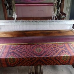 ผ้าไหมมัดหมี่ยกดอก 5ตะกอ ขนาด 1x2เมตร ลายดารารัตน์ สีกะปิ จากกี่บ้านคุณยายฐิสดา