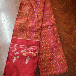 ผ้าพาดไหล่ ไหมแท้100% ทอยกดอกลูกแก้ว ขนาด 15x200เซนติเมตร ลายโฮล พื้นสีส้มแดง LW4A-NY0408662