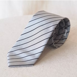 เนคไทผ้าไหมลายริ้ว ขนาดกว้าง 8เซนติเมตร สีเทาเงิน รหัส NE-CT-103268