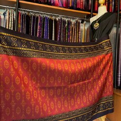 ซิ่น ผ้าไหมมัดหมี่ ทอยกดอกลูกแก้ว ขนาด 1x2เมตร พื้นสีแดงเชิงดำ รหัส L9A-MD-09066815