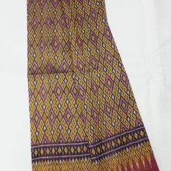 ซิ่น ผ้าไหมมัดหมี่ 2ตะกอ ขนาด กว้าง 95ซม. ยาว 2หลา พื้นสีแดง รหัส R1Q-488