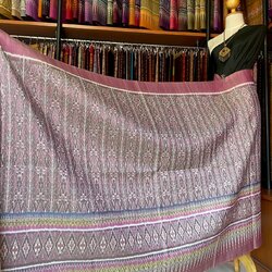 ซิ่น ผ้าไหมมัดหมี่ ทอยกดอกลูกแก้ว ขนาด 1x2เมตร ลายโฮลประยุกต์ พื้นสีม่วงเทา รหัส L9A-MD-09066836