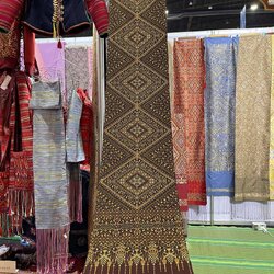 ผ้าพาดไหล่ ไหมแท้ สไบ400ไม้ ขนาด 32ซม.×250ม. ลายแพรวา พื้นสีน้ำตาล LW4A-PT-1113682