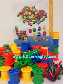 ร้อยเชือกชุดหลอดด้าย สีสันต่างๆ ฝึกสมาธิและเรียนรู้เรื่องสีต่างๆ ฝึกให้เด็กๆเกิดความคิดสร้างสรรค์ในการร้อยเชือก เป็นแบบต่างๆตามจินตนาการ ส่งฟรี