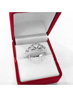 แหวนมงกุฎรูปหัวใจฉลุฝังเพชรสวิสแถว