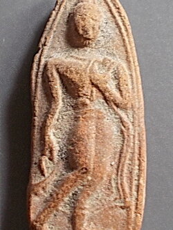 พระกรุลานดอกไม้ เนื้อดิน สุโขทัย พิมพ์ลีลา