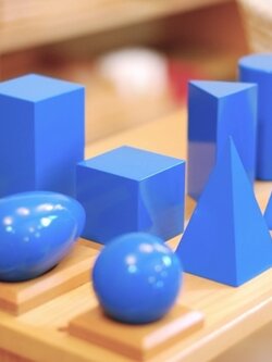 Montessori-Geometic Solids มอนเตสซอรี่-ชุดเรขาคณิตรูปทรงทึบสีน้ำเงิน 10 ทรง ส่งฟรี