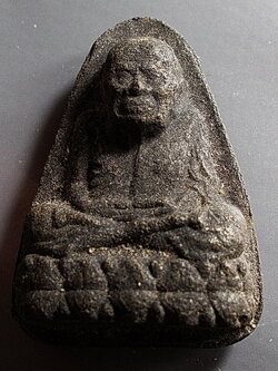 หลวงปู่ทวด เหยียบน้ำทะเลจืด เนื้อว่านดำ ฝังเม็ดแร่