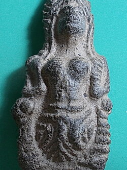 นางสิกขี (จามเทวี) หลวงปู่สังข์ วัดนากันตม ศรีษะเกษ เนื้อผงว่านยา บรรจุกริ่ง