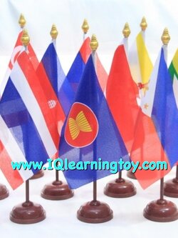 Asian-Flag ชุดธงชาติอาเซี่ยนพร้อมฐานตั้งธง ประกอบด้วยธงผ้า 10 ประเทศและธงสัญลักษณ์อาเซียนพร้อมด้ามและฐานพลาสติก รวม 11 ชุดธง ส่งฟรี