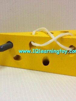 ของเล่นไม้ - ชุดร้อยเชือก ชีสแสนอร่อย เจ้าหนูน้อย เจาะกินชีสอย่างเอร็ดอร่อย ของเล่นร้อยเชือก ฝึกพัฒนาการกล้ามเนื้อมือ และสายตา ฝึกสมาธิ ส่งฟรี